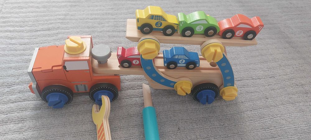 Jucarie lemn, camion lemn cu 5 masinute