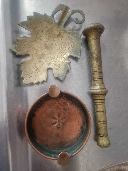 Медни пепелници и чуканче