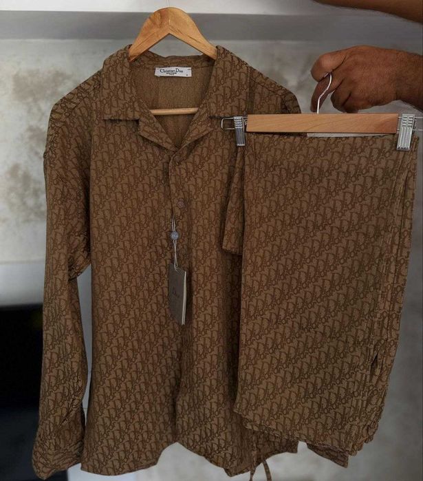 Costum barbati cămașa și pantaloni