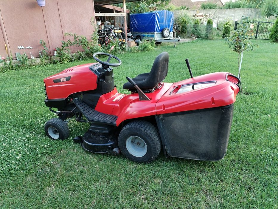 Tractoras tuns iarba