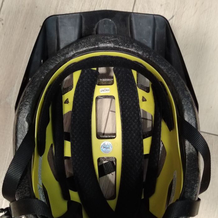 Шлем Giant liv MIPS edition