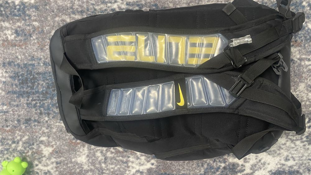 nike elite bag v2, black gold