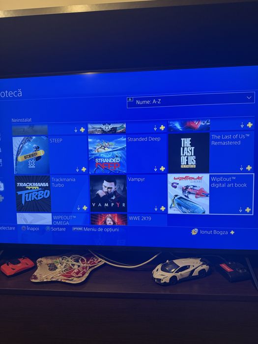 Vand consola ps4 pro + 44 jocuri + 3 controlere