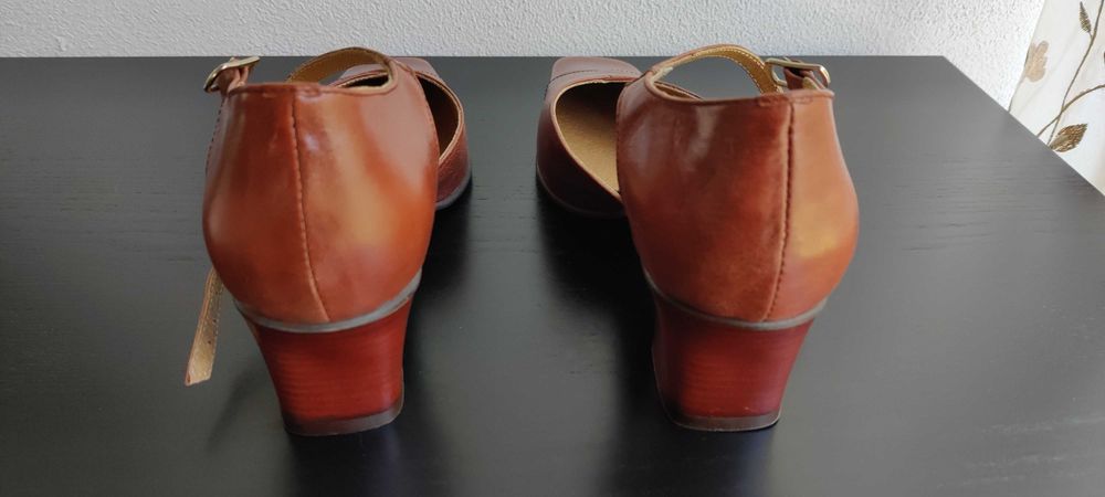 vand pantofi piele naturala interior + exterior  numarul 39,5 - 40 cu toc 5 cm, eleganti, NOI