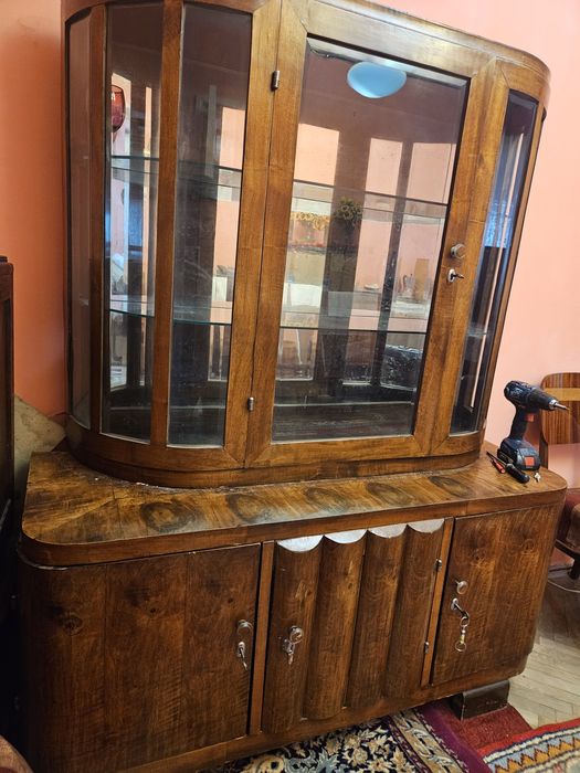 Vitrina veche din lemn masiv