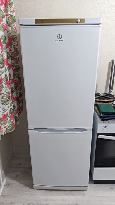 Холодильник indesit