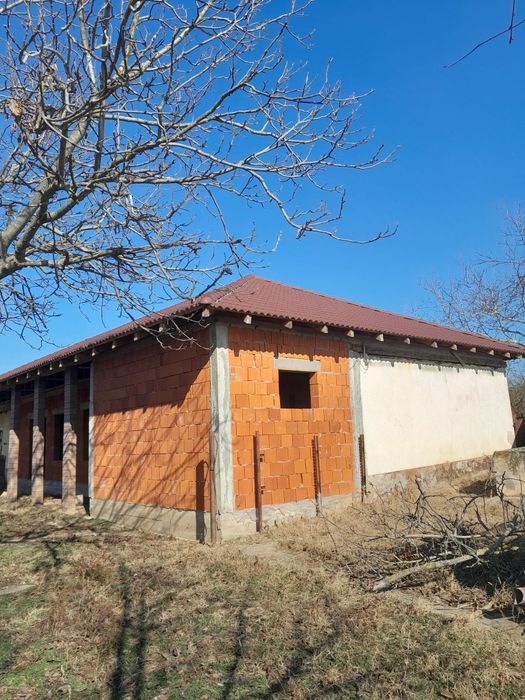 Vând casa la Grăniceri 285mp cu gradina suprafață totală 4500 mp