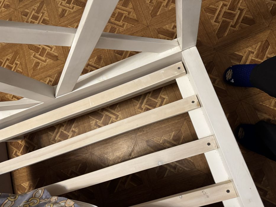 Продам кровать из прочного дерева!