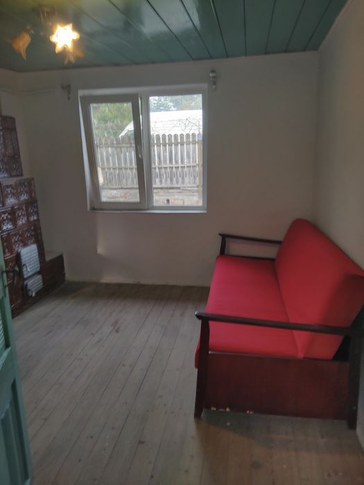 Închiriez casă cu teren (5 camere + baie + bucătărie)