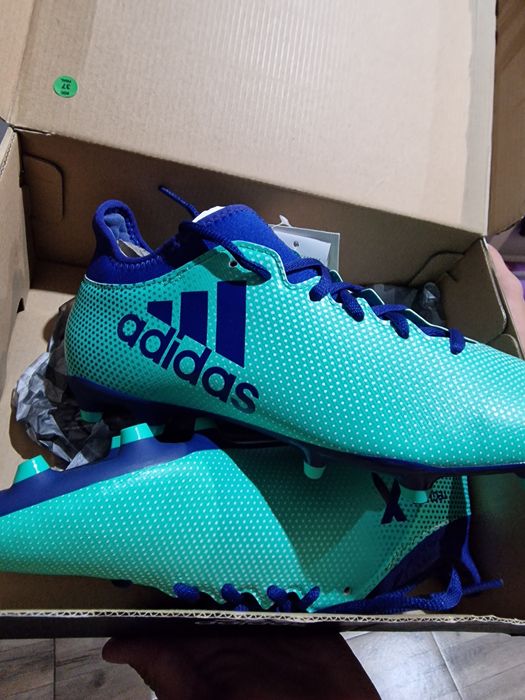 Футболни обувки чисто нови 40