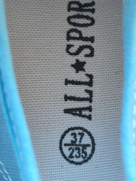 Абсолютно новые кеды