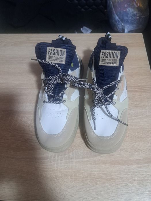 Vand bocanci noi marime 45