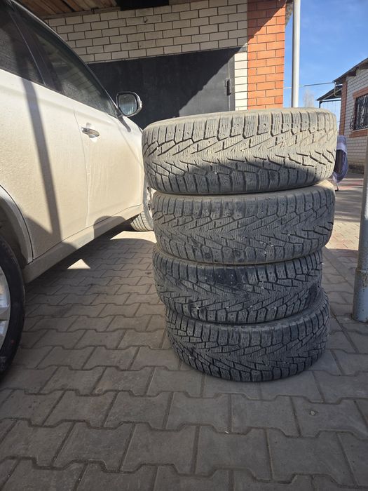 Продам комплект зимних шин дешово