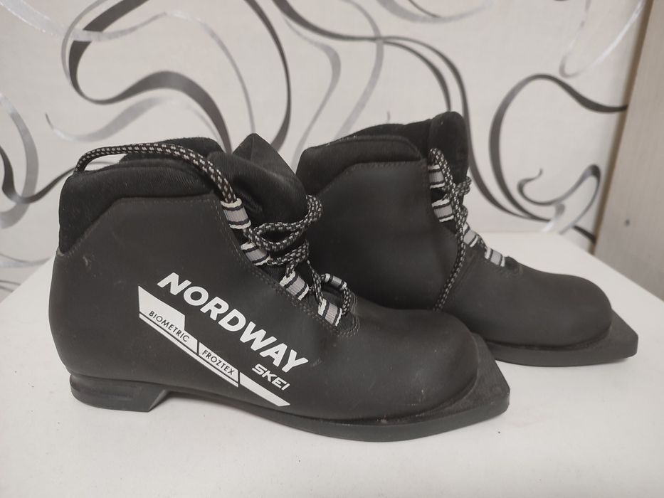 Ботинки лыжные на мальчика.