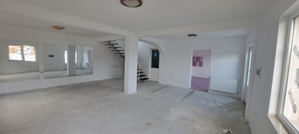 Casă spațioasă de închiriat sau de vânzare în Roznov