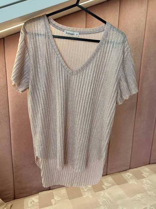 Бляскава блуза с остро деколте