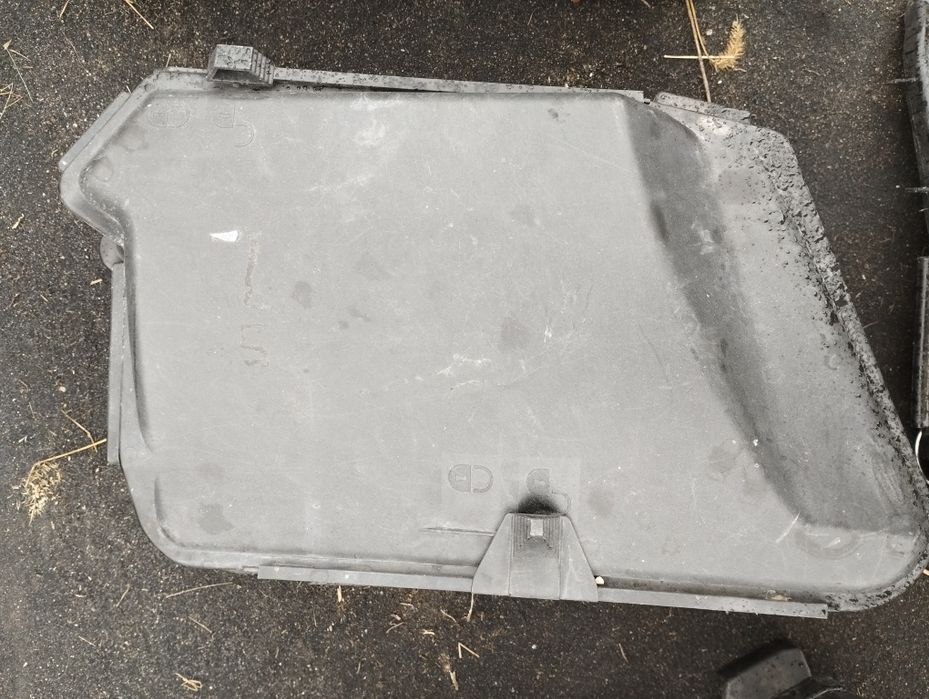 Капак над компютър ECU и преден SAM модул Mercedes W211 W219 W203 W209