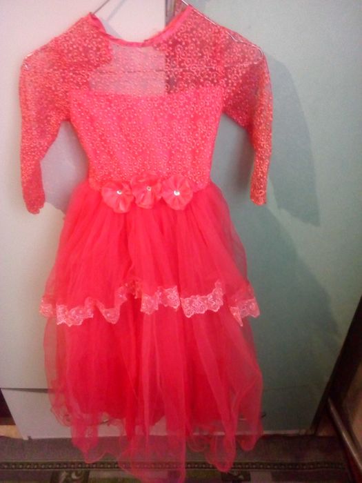 Платье для девочки праздничное.