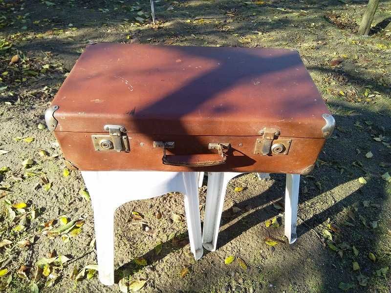 Стар антикварен куфар и старо конопено въже