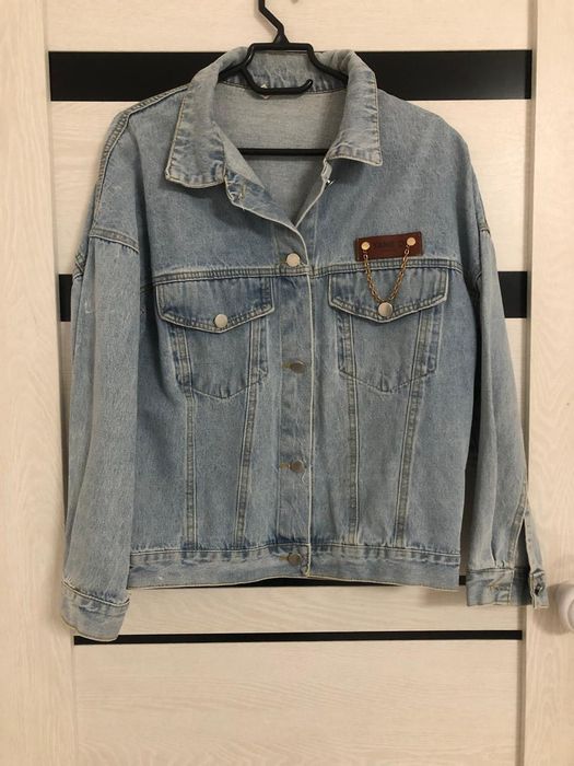 Арзан бағада киімдер сатылады.