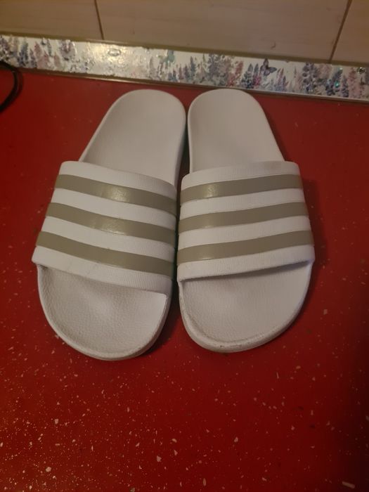 Slapi adidas mar 41 purti de ori la 70 lei Timișoara