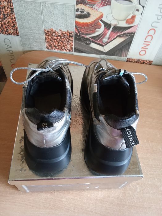 Красовки серебристые на платформе