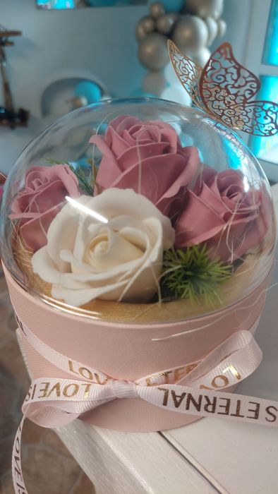 Букет в кутия със сапунени или креп цветя и/или бонбони