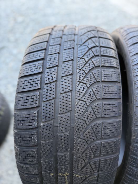 2x 255 40 19 Pirelli Pzero Winter