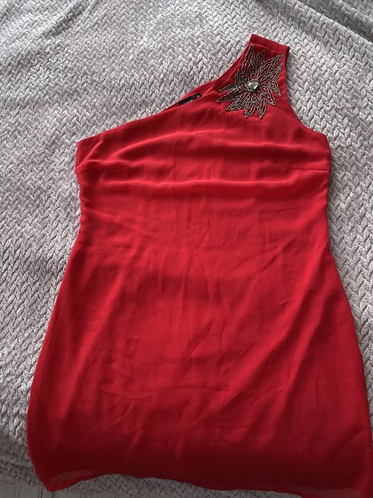 Червена рокля с цвете от мъниста