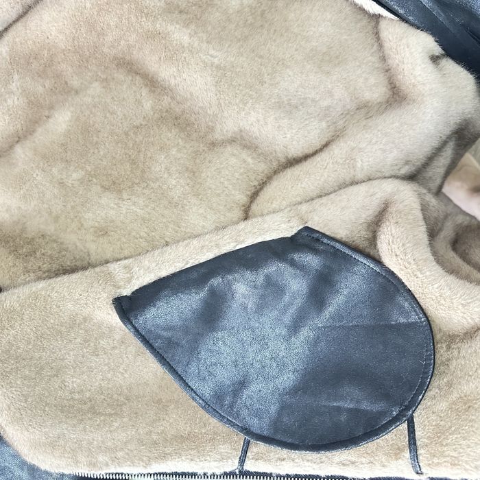 Дубленка стильная с глубоким капюшоном