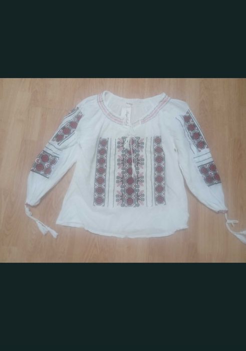 Ie tradițională nouă cu etichetă