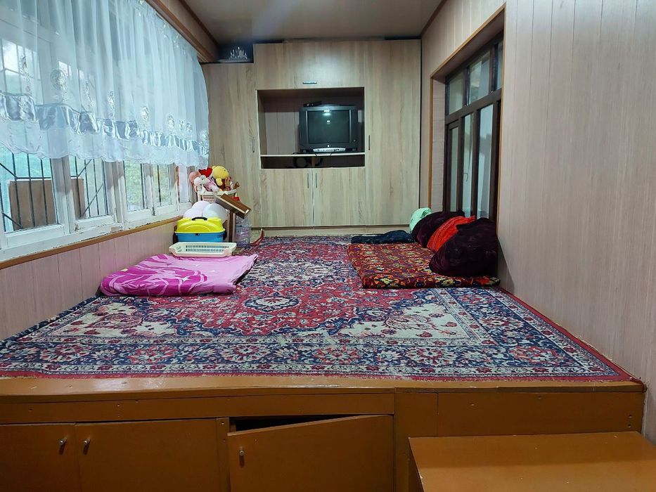 Uy sotiladi Qoratoshda 1 etaj 3 xonali.