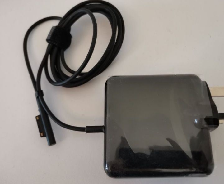 Încărcătoare originale laptop HP, Apple, Microsoft Surface.