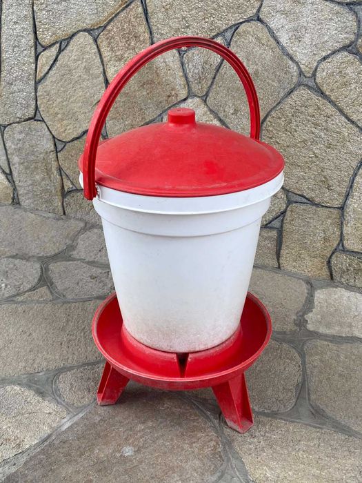 Поилка и хранилни за кокошки