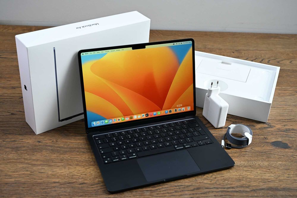 MacBook Air 13″ M2 / 16 GB RAM / 256 GB SSD /neutilizat, 5 cicluri bat