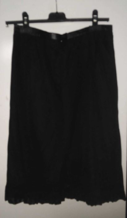 Fusta Noua de la United Colors of Benetton , model foarte frumos, este foarte frumos lucrata, calitativa,  culoare neagra