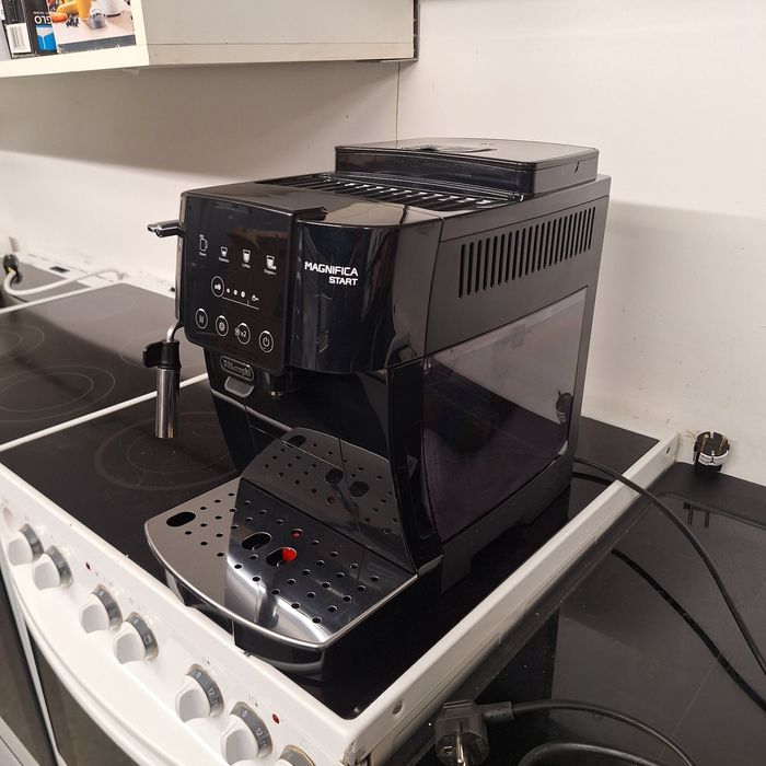 Кафе машина Delonghi Magnifica Start - нова с гаранция