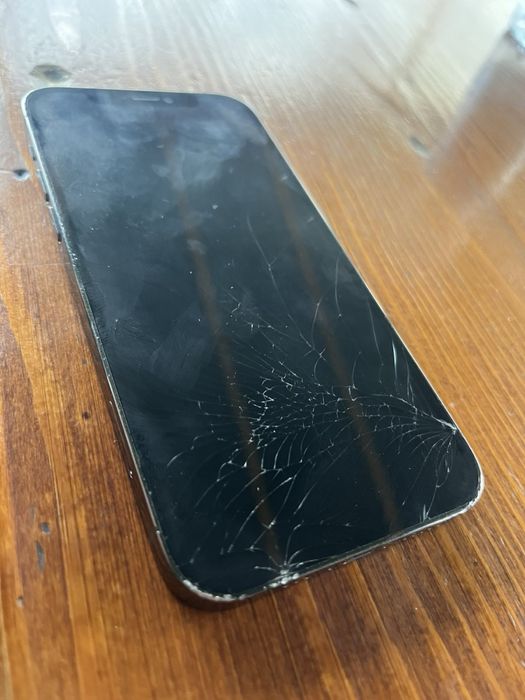 Продавам Iphone 12 pro