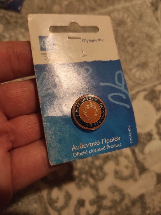 Две официални значки от олимпиадата в Атина 2004