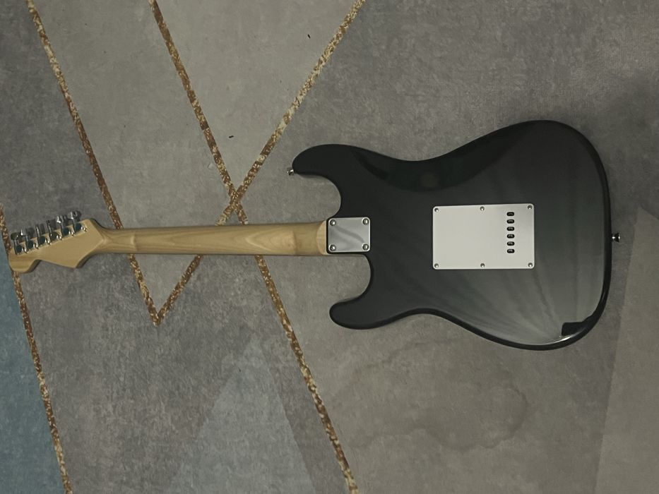 Электрогитара, вместе с комбо-усилителем