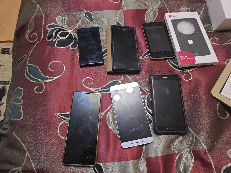 Телефоны разные.