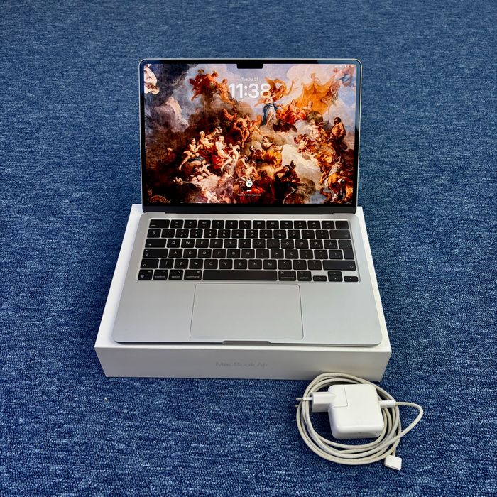 Macbook Air 13.6 M2 16GB RAM 256 GB Stocare Garantie 1 an, cu Toate Accesoriile incluse