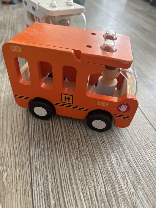 Vand lot jucarii lemn politie, ambulanta, etc 1-3 ani