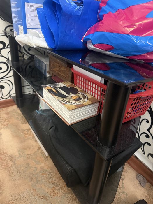 Стеклянная тумба под телевизор