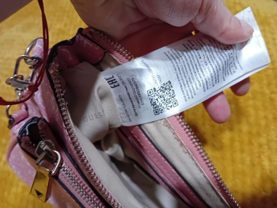 Чанта  на  Guess