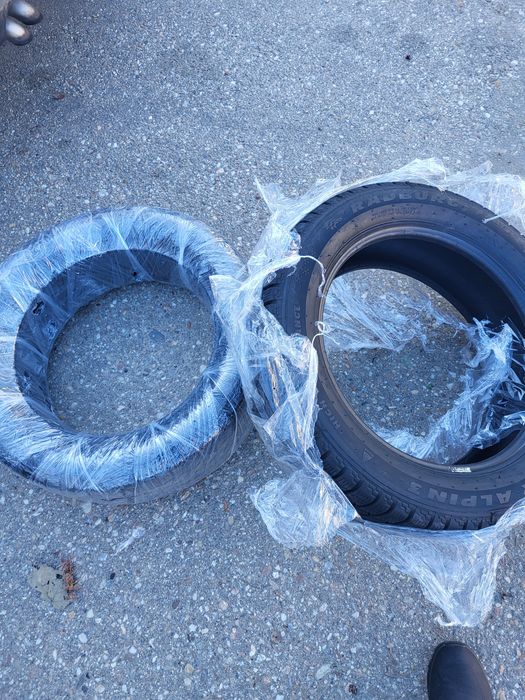 Vând doua cauciucuri noi