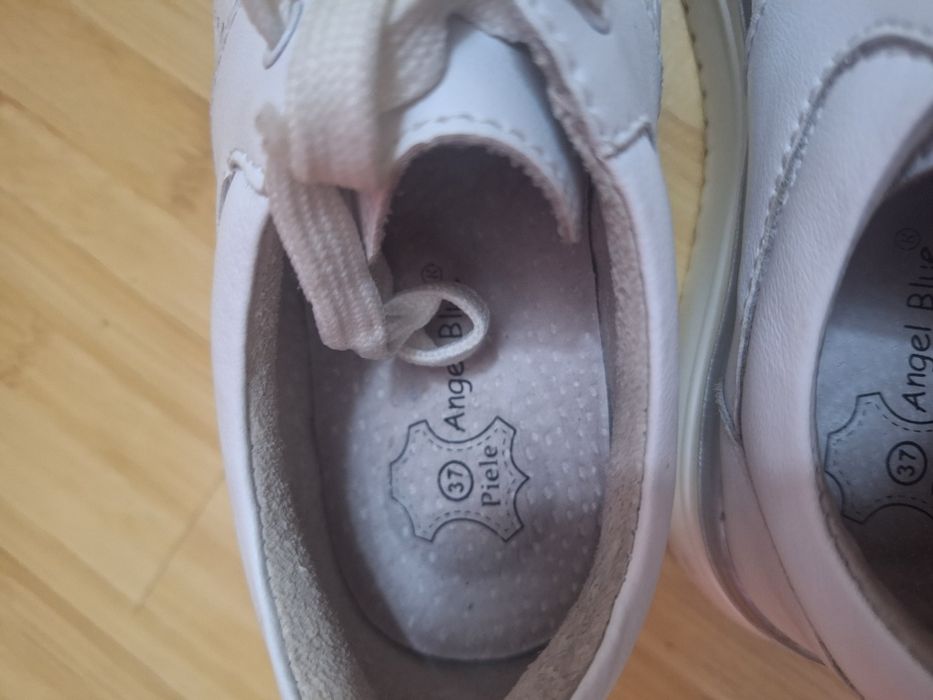 Adidasi din piele albi