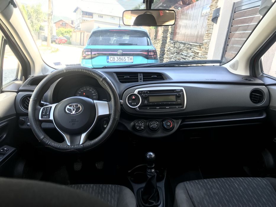 Продавам Тойота Ярис 1.3