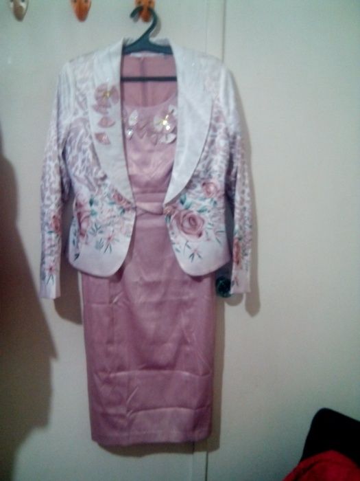 продается костюм..платье и пиджак и другие костюмы