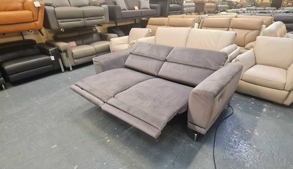 Сив диван от плат тройка с електрически релаксиращ механизъм